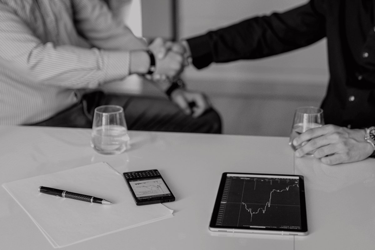 Reunión de negocios B2B en Colombia cerrando un acuerdo