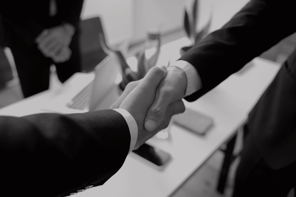 Apretón de manos cerrando una alianza comercial B2B
