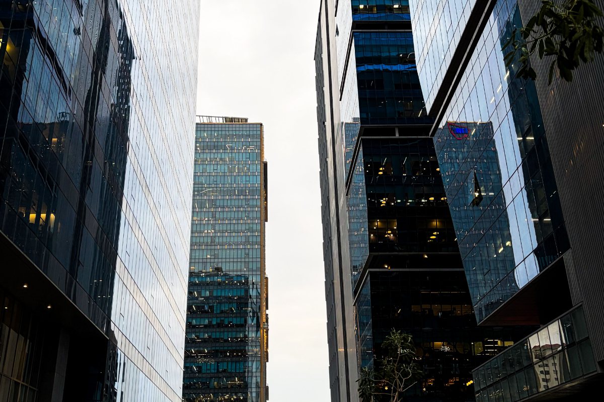 Distrito corporativo con torres de oficinas