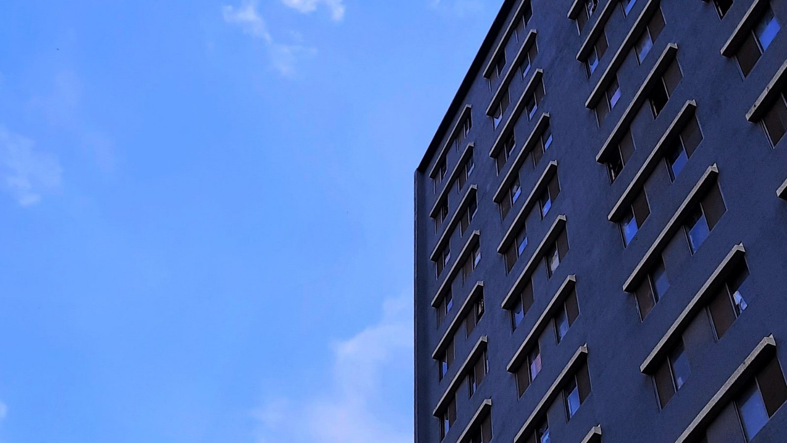 Edificio corporativo visto desde abajo